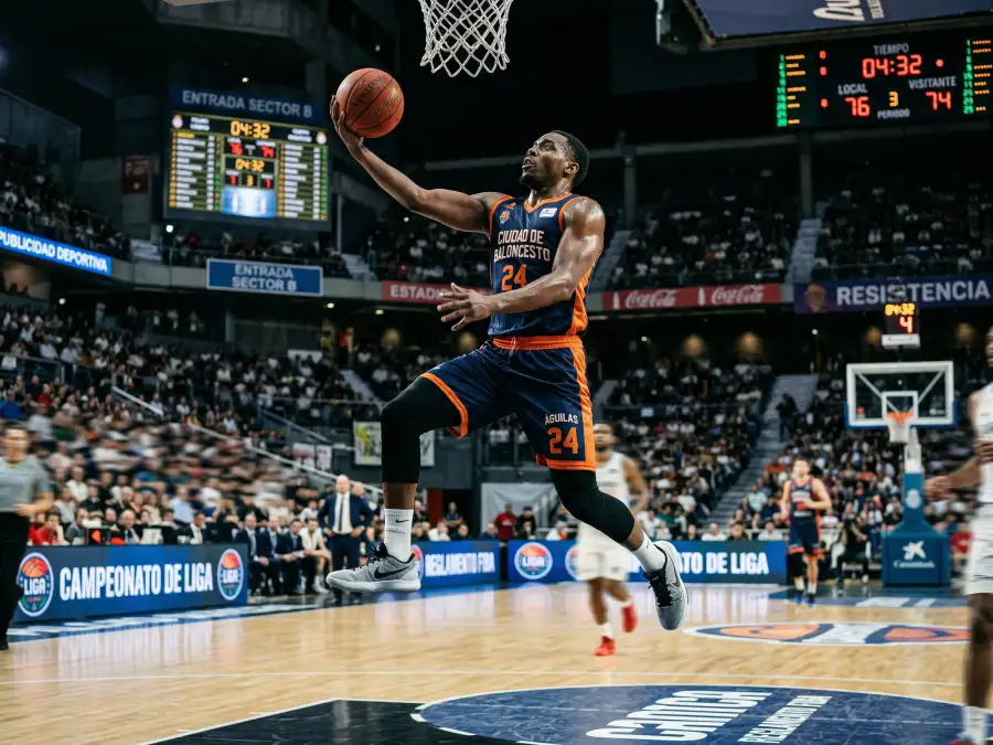 Jugador de baloncesto NBA en acción durante un partido profesional